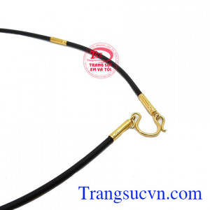 Họa tiết trên vàng được chế tác cách đơn giản giúp tăng thêm vẻ nam tính