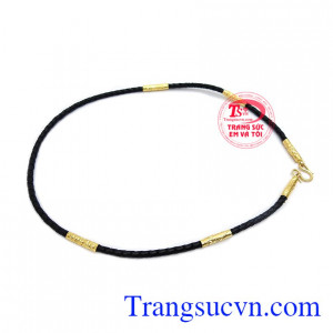 Khách hàng có thể kết hợp với mặt dây để tăng thêm vẻ cá tính cho sản phẩm