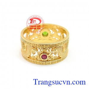 Nhẫn Nam Chạm Khắc Cá Tính với đường nét chạm khắc tinh xảo, sắc nét, kết hợp đính Ruby và Diopside thiên nhiên, mang lại sự mạnh mẽ, đẳng cấp và phong cách độc đáo