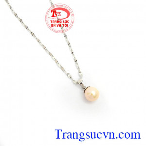 Mặt Dây Ngọc Trai Trang Nhã màu sắc đẹp, chất lượng đảm bảo, phù hợp nhiều loại dây chuyền khác nhau, mang lại sự trẻ trung, sang trọng và nhẹ nhàng