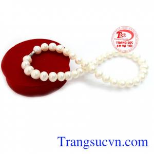 Vòng ngọc trai tinh tế là sản phẩm ngọc trai được phái đẹp ưa thích, phù hợp với các trang phục truyền thống