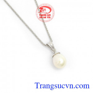 Mặt Dây Ngọc Trai Thanh Lịch phù hợp nhiều loại dây chuyền khác nhau, mang lại sự thanh lịch, dịu dàng, sang trọng cho phái đẹp