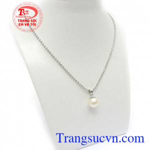 Bộ Dây Ngọc Trai Quý Phái đeo hợp thời trang, mang đến sự sang trọng, quý phái và tinh tế cho phái đẹp