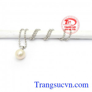 Bộ Dây Ngọc Trai Quý Phái đeo hợp thời trang, mang đến sự sang trọng, quý phái và tinh tế cho phái đẹp