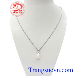 Bộ Dây Chuyền Nữ Thanh Lịch là sự kết hợp giữa dây chuyền vàng Ý 10k và mặt ngọc trai cao cấp