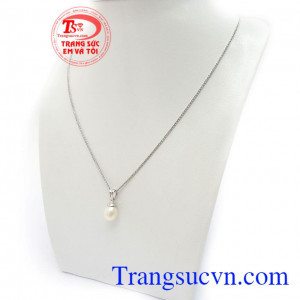 Bộ Dây Chuyền Nữ Thanh Lịch đeo hợp thời trang, tôn lên sự sang trọng, dịu dàng và phong cách cho phái đẹp