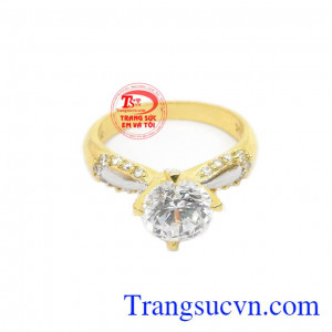 Mặt nhẫn được gắn đá nhân tạo sáng bóng, lấp lánh