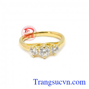 Thiết kế độc đáo với ba viên đá trên mặt nhẫn tạo điểm nhấn cho sản phẩm