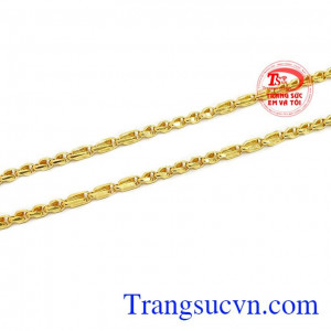 Sản phẩm được chế tác từ vàng 10k sáng bóng, bền đẹp