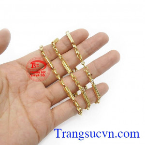 Sản phẩm chế tác từ vàng 10k, sáng bóng, bền đẹp