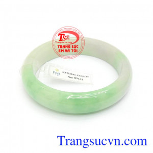 Vòng ngọc cẩm thạch còn có tác dụng mang lại may mắn, bình an và tài lộc