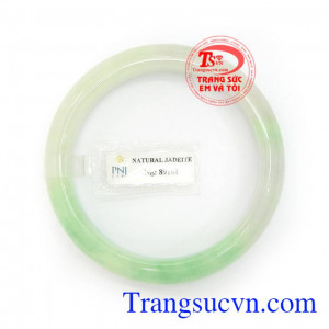 Vòng ngọc cỡ lớn đeo họp phong cách thời trang