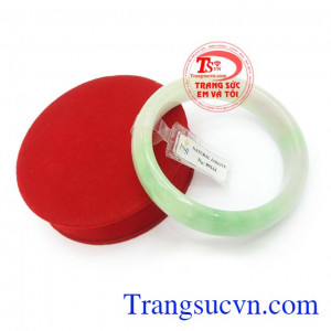 Vòng ngọc cẩm thạch còn có tác dụng mang lại may mắn, bình an và tài lộc