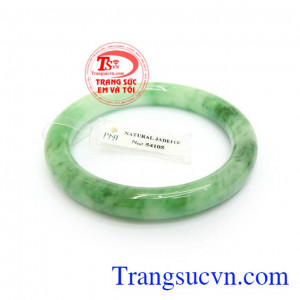 Vòng ngọc vân đậu xanh đeo hợp phong thủy còn có tác dụng chiêu tài lộc, bình an và may mắn cho người đeo