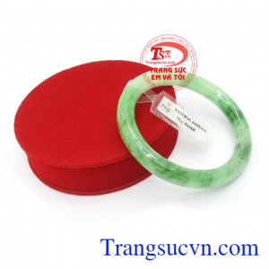 Vòng ngọc vân đậu xanh đeo hợp phong thủy còn có tác dụng chiêu tài lộc, bình an và may mắn cho người đeo