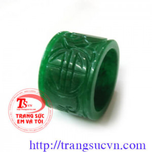 Nhẫn ngọc jadeite chạm chữ Phúc