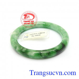 Vòng Ngọc Jadeite=>Ngọc Cẩm Thạch đeo sang trọng, quý phái, hợp thời trang, ngọc cẩm thạch còn tốt cho vận khí, sức khỏe và tiền tài
