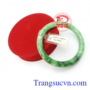 Vòng Ngọc Jadeite=>Ngọc Cẩm Thạch đeo sang trọng, quý phái, hợp thời trang, ngọc cẩm thạch còn tốt cho vận khí, sức khỏe và tiền tài