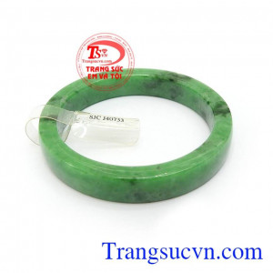 Vòng ngọc cẩm thạch trong phong thủy còn có tác dụng tốt cho sức khỏe, vận khí, mang lại bình an và tài lộc