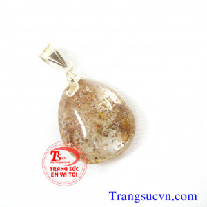 Thạch anh trong cát được chế tác trên chất liệu:  - Thạch anh trong thiên nhiên 100%  - Móc được làm bằng bạc ta  - Bán toàn quốc  - Thanh toán an toàn  - Giao hàng tận nơi và thanh toán khi nhận hàng.