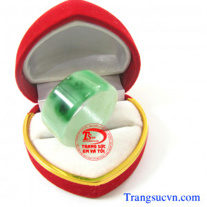 Nhẫn ngọc thiên nhiên Jadeite