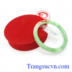 Vòng cẩm thạch tự nhiên đeo hợp thời trang mang lại sự sang trọng quý phái, bên cạnh đó ngọc cẩm thạch còn có tác dụng tốt cho vận khí, sức khỏe, tiền tài của người đeo