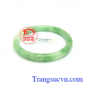 Vòng cẩm thạch tự nhiên đeo hợp thời trang mang lại sự sang trọng quý phái, bên cạnh đó ngọc cẩm thạch còn có tác dụng tốt cho vận khí, sức khỏe, tiền tài của người đeo