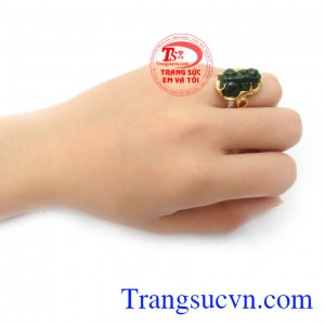 Nhẫn nữ tỳ hưu mang lại tài lộc là Nhẫn nữ vàng mặt Tỳ Hưu sẽ đem lại may mắn, giữ của cho người chủ sở hữu