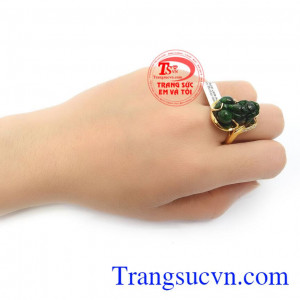 Nhẫn tỳ hưu nữ bọc vàng là vật phẩm của sự may mắn trong công việc làm ăn, sự bình an cho gia đạo