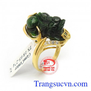 Nhẫn tỳ hưu nữ bọc vàng là vật phẩm của sự may mắn trong công việc làm ăn, sự bình an cho gia đạo