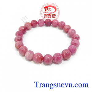 Chuỗi tay ruby mệnh hỏa  là tượng trưng cho sự ấm áp và rực lửa, là màu của đam mê, nóng bỏng, quyền lực
