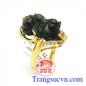 Nhẫn nữ vàng tỳ hưu đeo hợp thời trang, phong thủy, Tỳ hưu là biều tượng có tác dụng mang lại tài lộc, may mắn, giải trừ hung khí, mang bình an và hạnh phúc