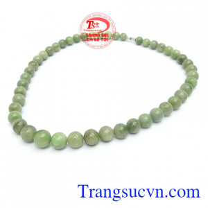 Chuổi vòng cổ ngọc thiên nhiên là sản phẩm đẹp được các bà, các mẹ ưa thích bởi từ xưa đến nay ngọc cẩm thạch được xem là món trang sức sang trọng, tôn lên vẻ đẹp của người á đông