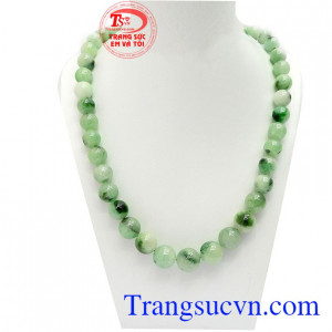Chuỗi vòng cổ đẹp thanh lịch là sản phẩm ngọc cẩm thạch thiên nhiên mang đến vẻ đẹp sang trọng, quý phái cho người đeo
