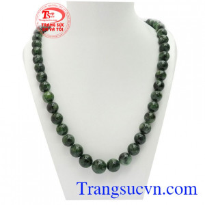 Chuỗi ngọc cẩm thạch tinh tế là sản phẩm ngọc cẩm thạch thiên nhiên, món quà ý nghĩa dành tặng các bà, các mẹ trong cá dịp lễ
