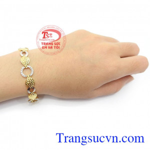 Lắc Tay Nữ Thời Trang Sang Trọng với thiết kế mới lạ, tinh xảo mang lại sự trẻ trung, sang trọng và thời trang cho phái đẹp, là món quà tuyệt vời cho phái đẹp những dịp ý nghĩa