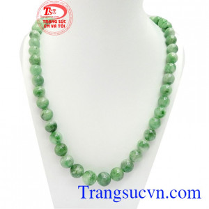 Chuỗi cổ jadeite thiên nhiên là sản phẩm có màu xanh ngọc đẹp, trẻ trung, sang trọng