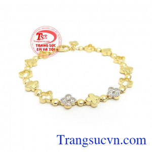 Lắc Tay Nhập Khẩu Cỏ May Mắn độc đáo, tôn lên sự quý phái, sang trọng và cá tính cho phái đẹp, hình tượng cỏ bốn lá còn có ý nghĩa mang lại may mắn, bình an cho người đeo