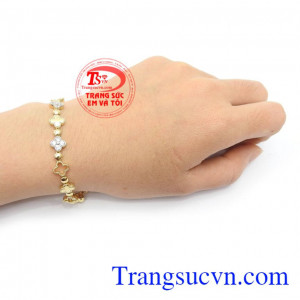 Lắc Tay Nhập Khẩu Cỏ May Mắn độc đáo, tôn lên sự quý phái, sang trọng và cá tính cho phái đẹp, hình tượng cỏ bốn lá còn có ý nghĩa mang lại may mắn, bình an cho người đeo