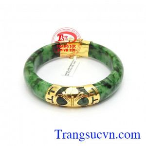 Vòng ngọc Phỉ thúy trong phong thủy chứa nguồn năng lượng tốt dồi dào, có tác dụng mang lại may mắn, tài lộc và bình an cho người đeo