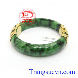 Vòng ngọc Phỉ thúy trong phong thủy chứa nguồn năng lượng tốt dồi dào, có tác dụng mang lại may mắn, tài lộc và bình an cho người đeo