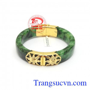 Vòng Ngọc Phỉ Thúy Đại Cát bản vuông độc đáo, bọc vàng sang trọng, quý phái, ngọc phỉ thúy còn mang lại may mắn, tài lộc, giải trừ tà khí, mang bình an và hạnh phúc cho người đeo