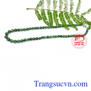 Chuỗi cổ ngọc cẩm thạch mang ý nghĩa phong thủy, mang lại may mắn, an yên, hạnh phúc cho người đeo