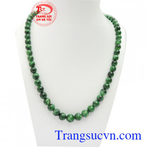 Chuỗi cổ ngọc cẩm thạch mang ý nghĩa phong thủy, mang lại may mắn, an yên, hạnh phúc cho người đeo