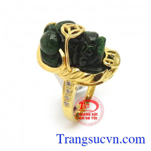 Nhẫn Nữ Tỳ Hưu Tài Lộc Bình An với mặt nhẫn tỳ hưu phỉ thúy thiên nhiên cao cấp, có tác dụng chiêu tài lộc, may mắn, giải trừ tà khí, mang lại hạnh phúc và bình an