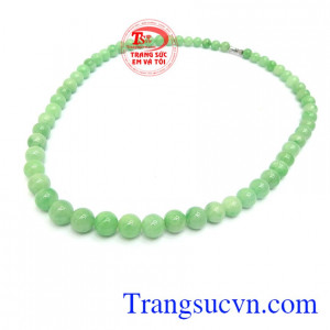 Chuỗi ngọc jadeite quý phái là sản phẩm có màu sắc nhã nhặn, sang trọng