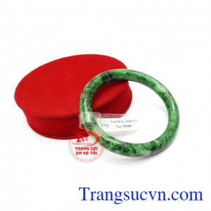 Vòng ngọc cẩm thạch luôn là sự lựa chọn tuyệt vời dành cho phụ nữ