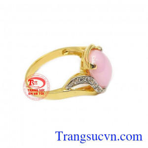 Sản phẩm được chế tác từ vàng 10k bền đẹp, sáng bóng