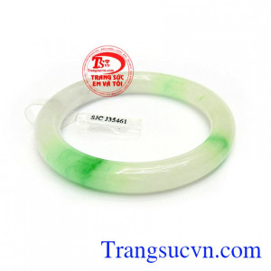 Vòng Ngọc Cẩm Thạch Tài Lộc đeo hợp thời trang và phong thủy, mang lại sự sang trọng, quý phái và phong cách