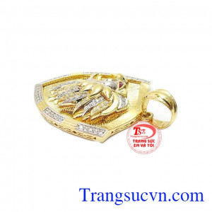 Móc đeo cũng được chế tác hài hòa, cân đối với mặt dây